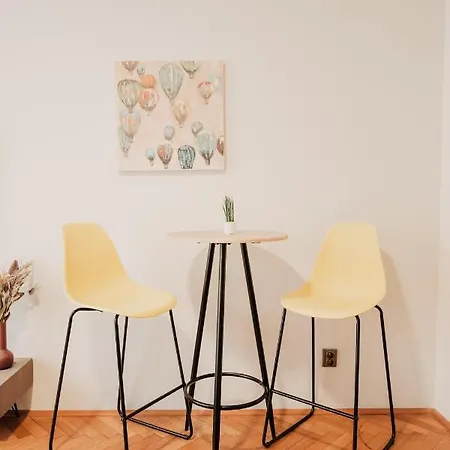 Elegant Studio, 400m From The Square Apartamento *